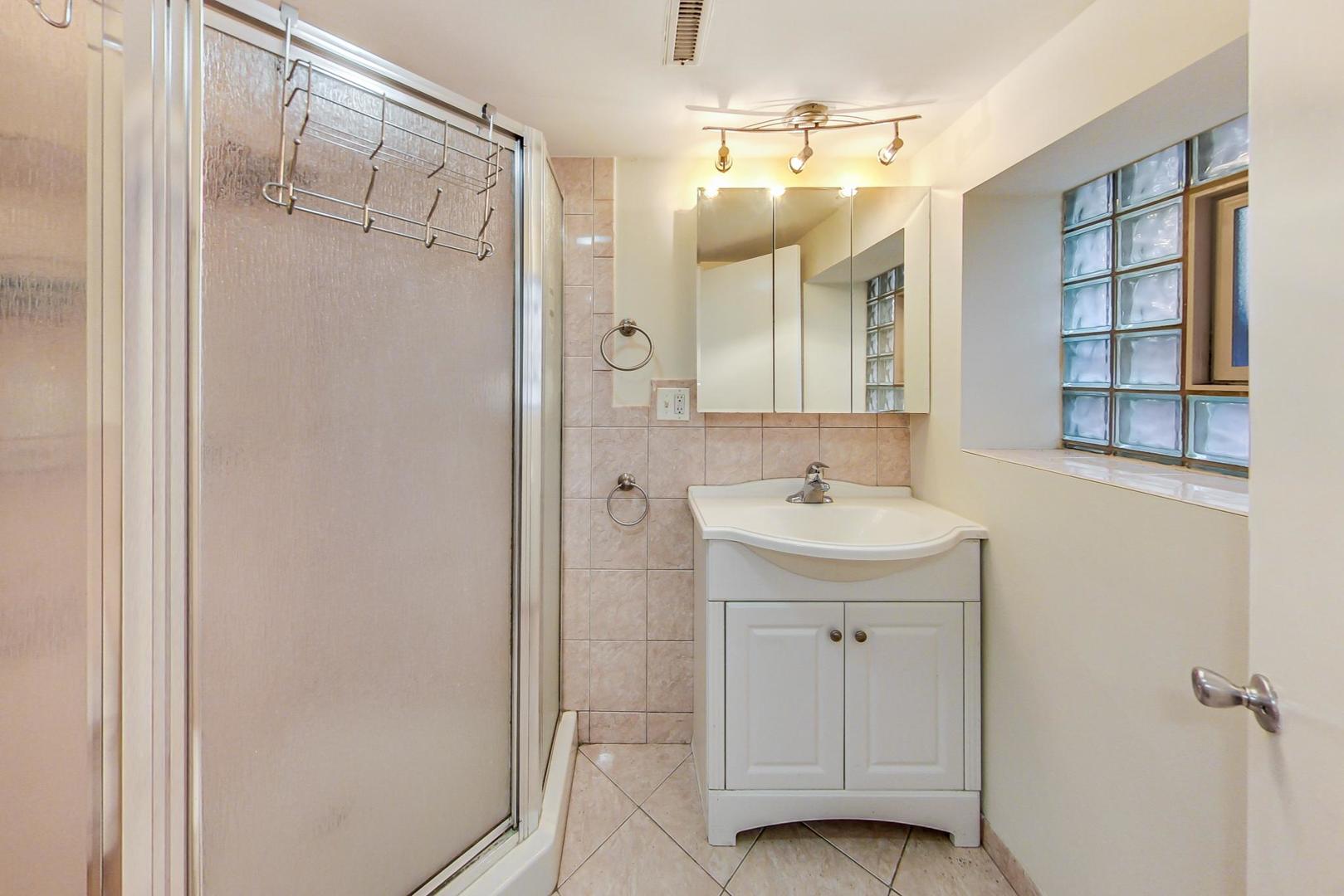 1521 W Nelson Street Property Photo 19