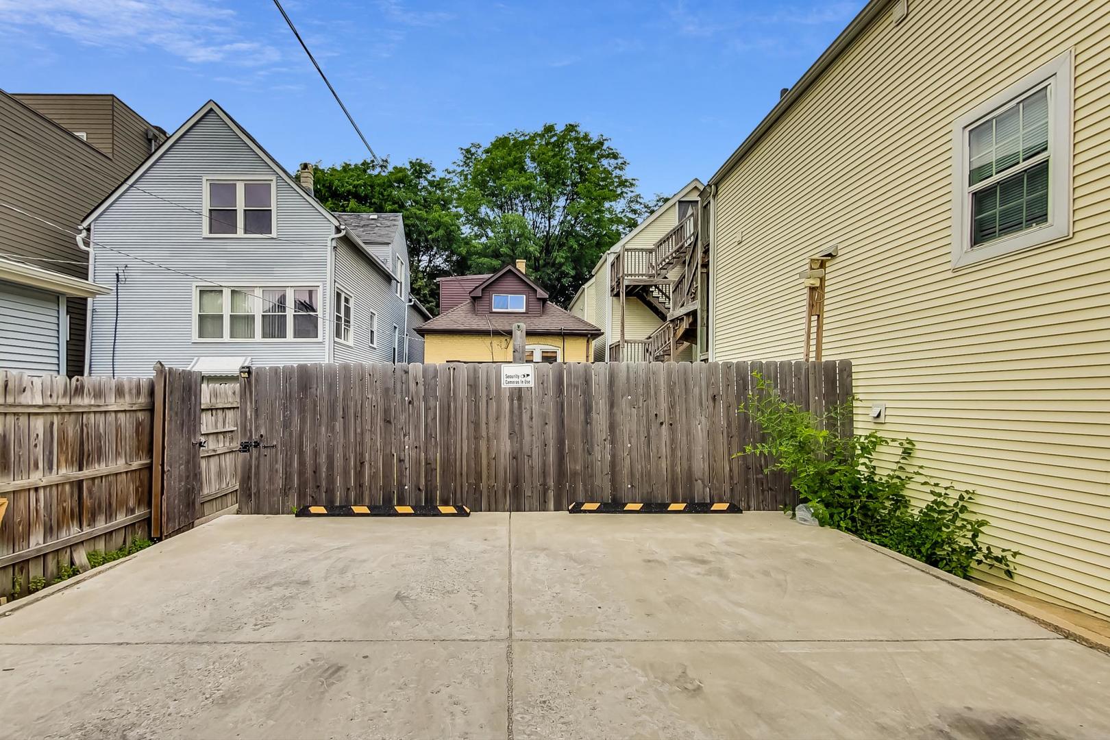 1521 W Nelson Street Property Photo 23