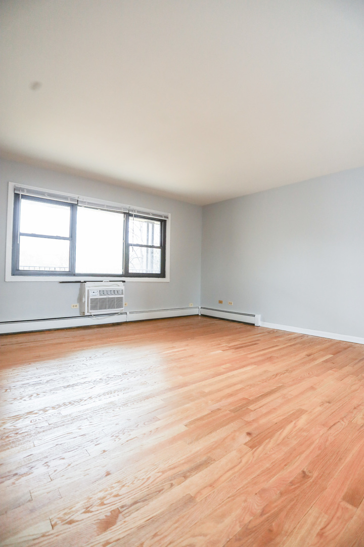 2550 W Catalpa Avenue C4 Property Photo 8
