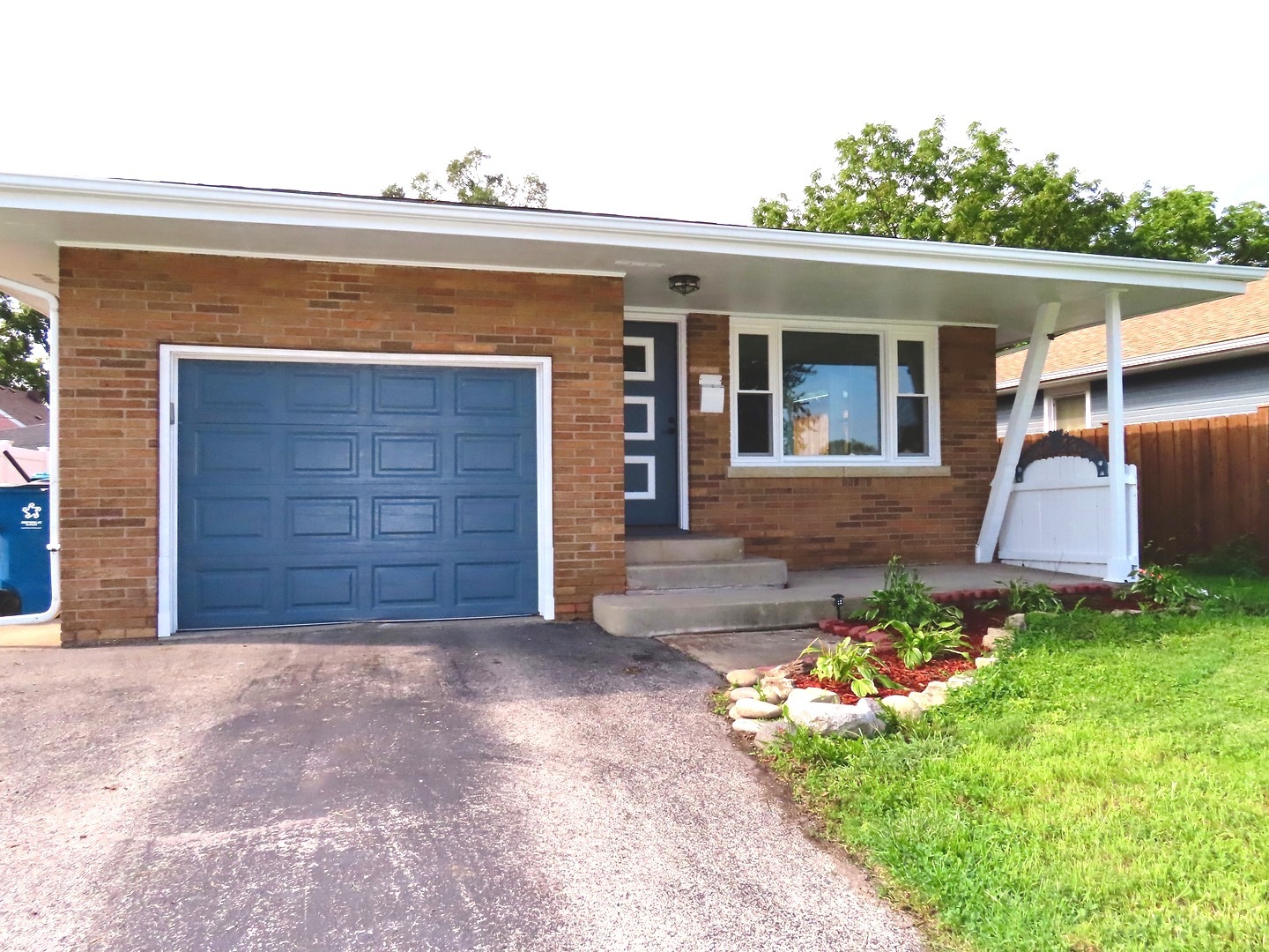 555 Elsie Avenue Property Photo 1
