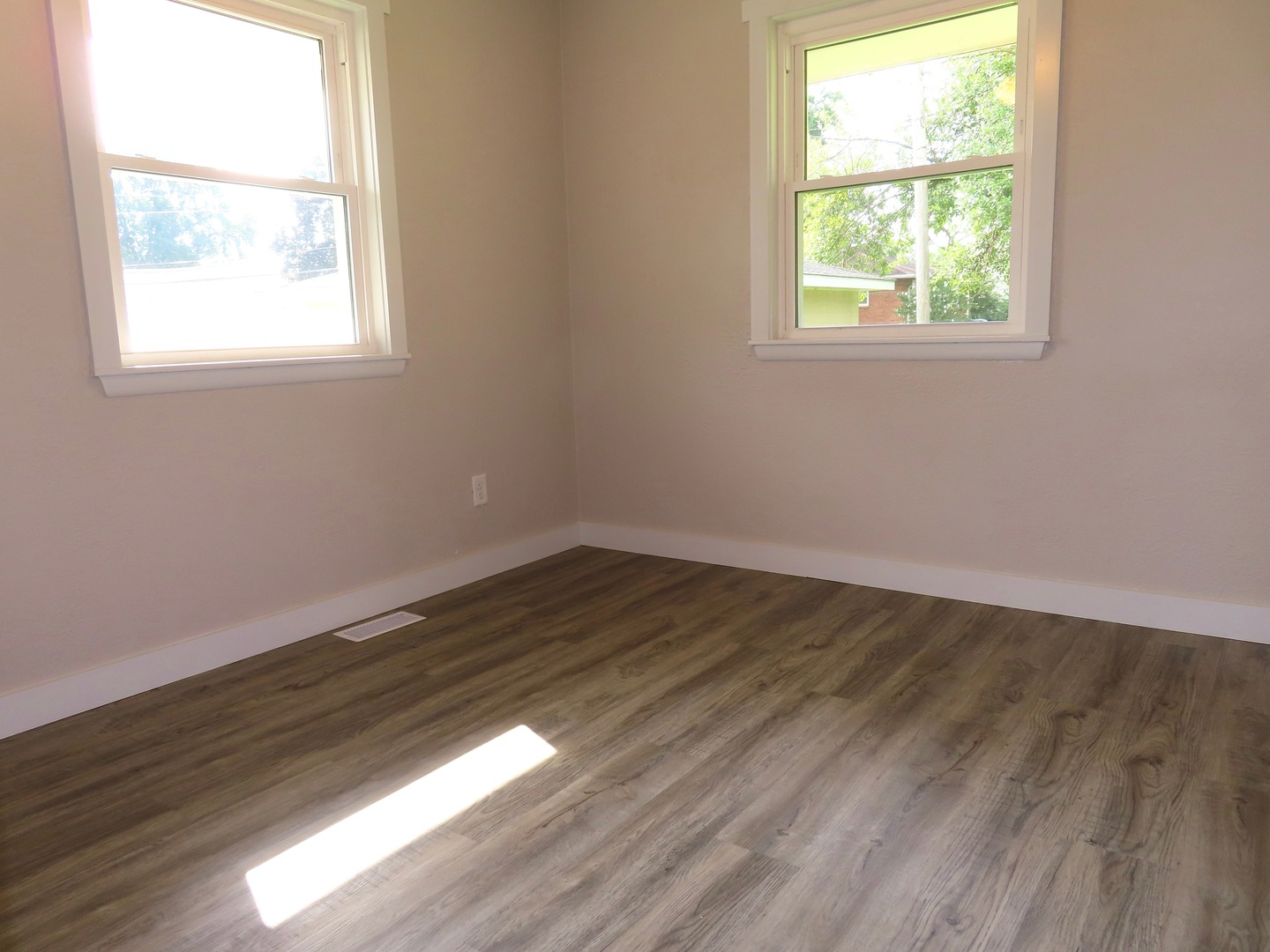 555 Elsie Avenue Property Photo 11