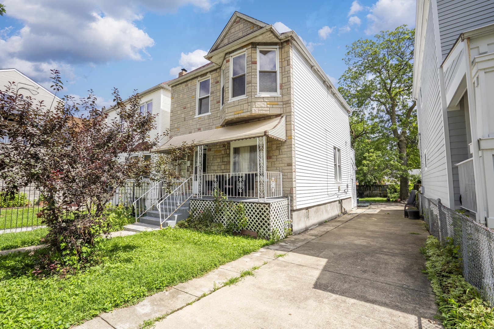 2747 N Saint Louis Avenue Property Photo 2