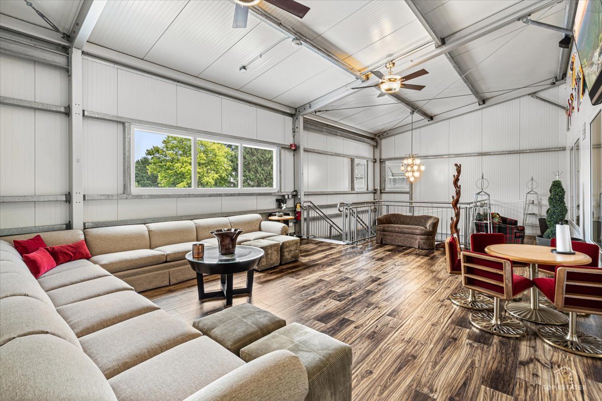2s976 Deerpath Road Property Photo 15