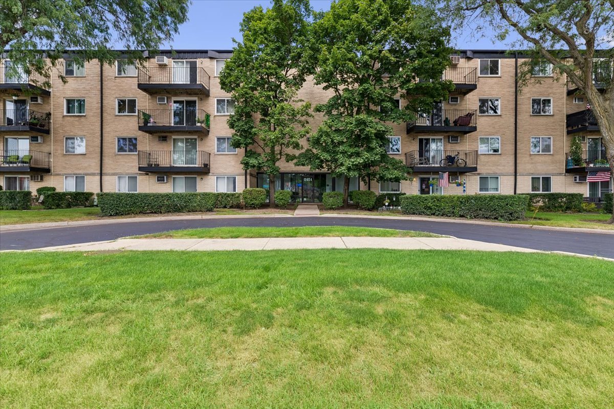 2424 E Oakton Street 2L Property Photo 1