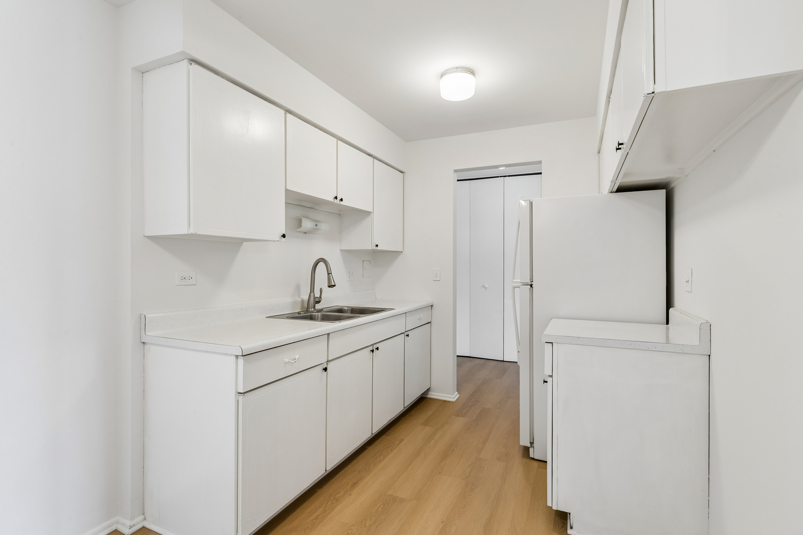 2424 E Oakton Street 2l Property Photo 5