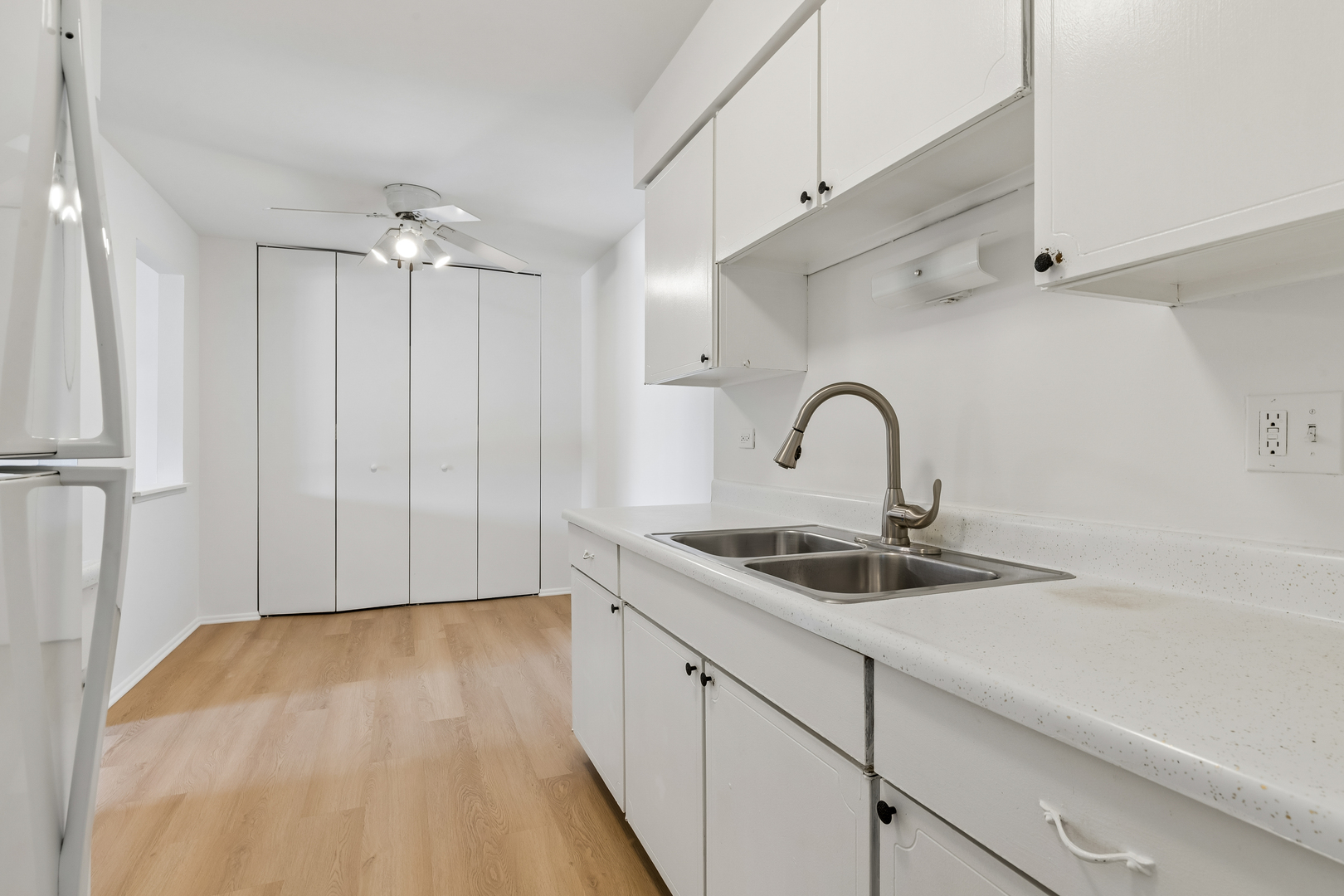 2424 E Oakton Street 2l Property Photo 6