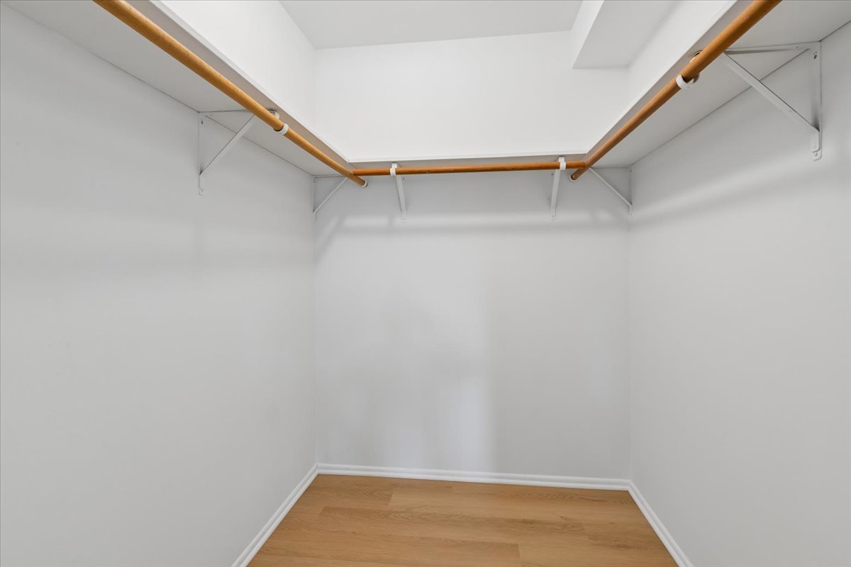 2424 E Oakton Street 2l Property Photo 9