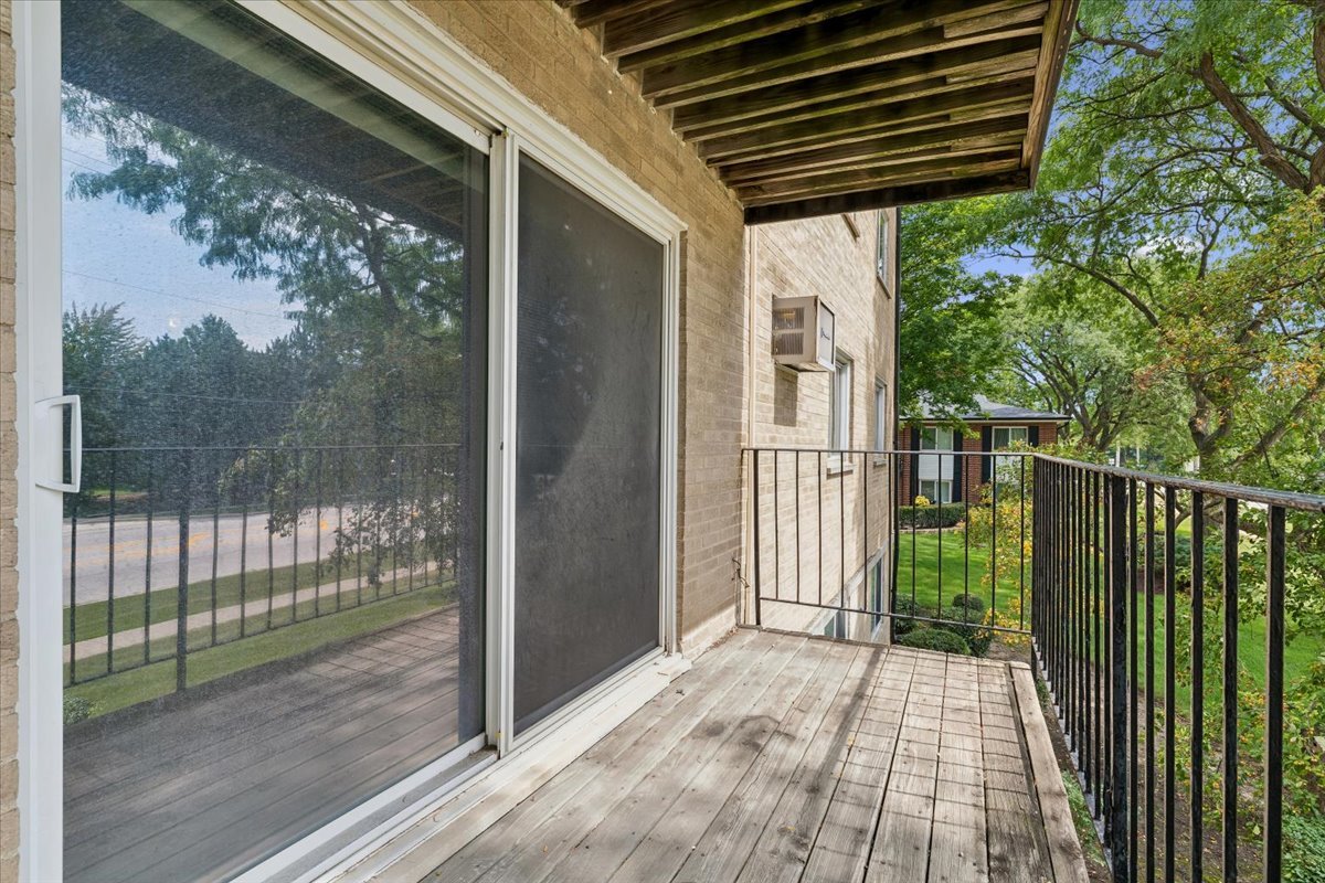 2424 E Oakton Street 2l Property Photo 11