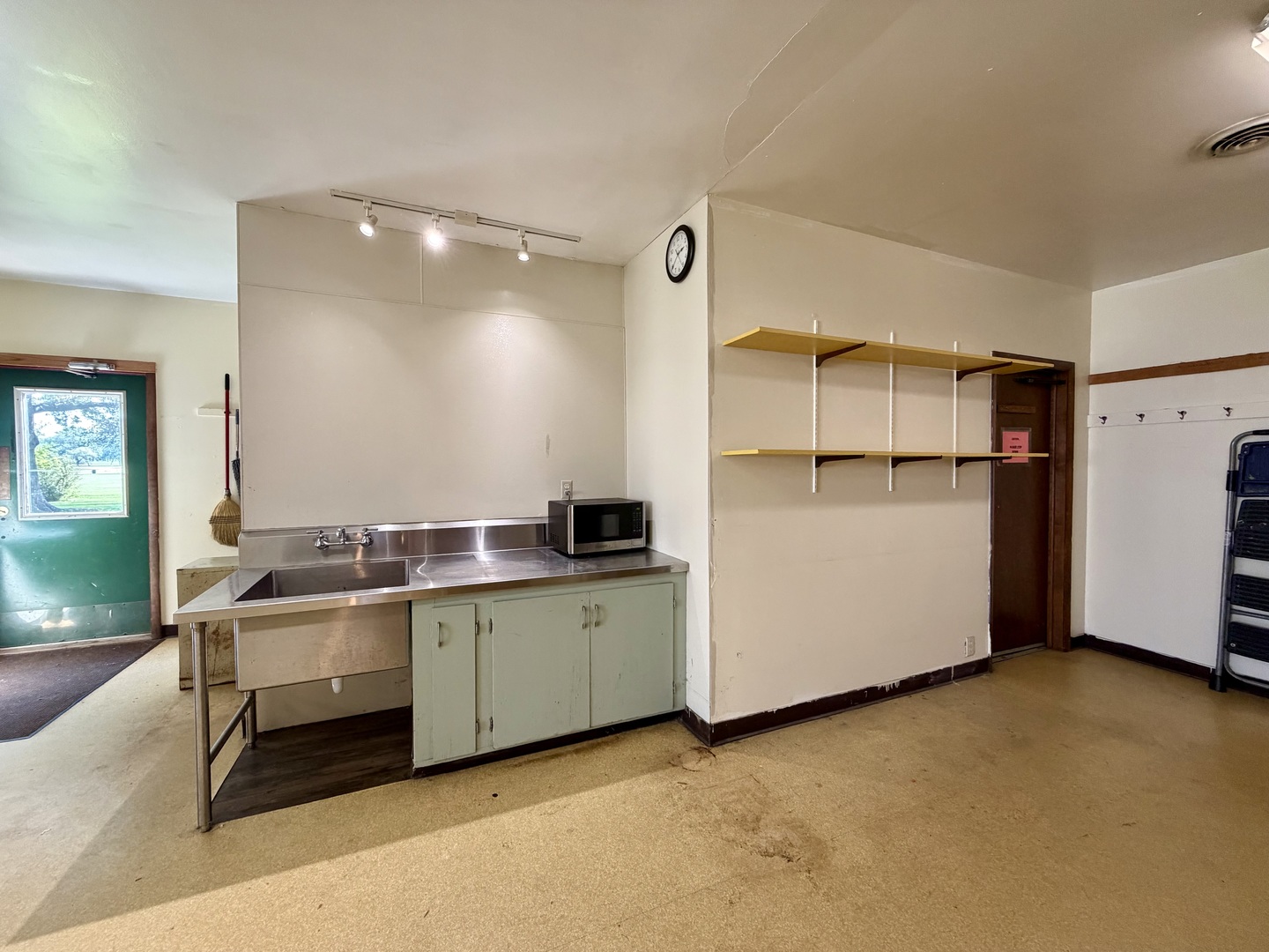 1126 E State Street Property Photo 18