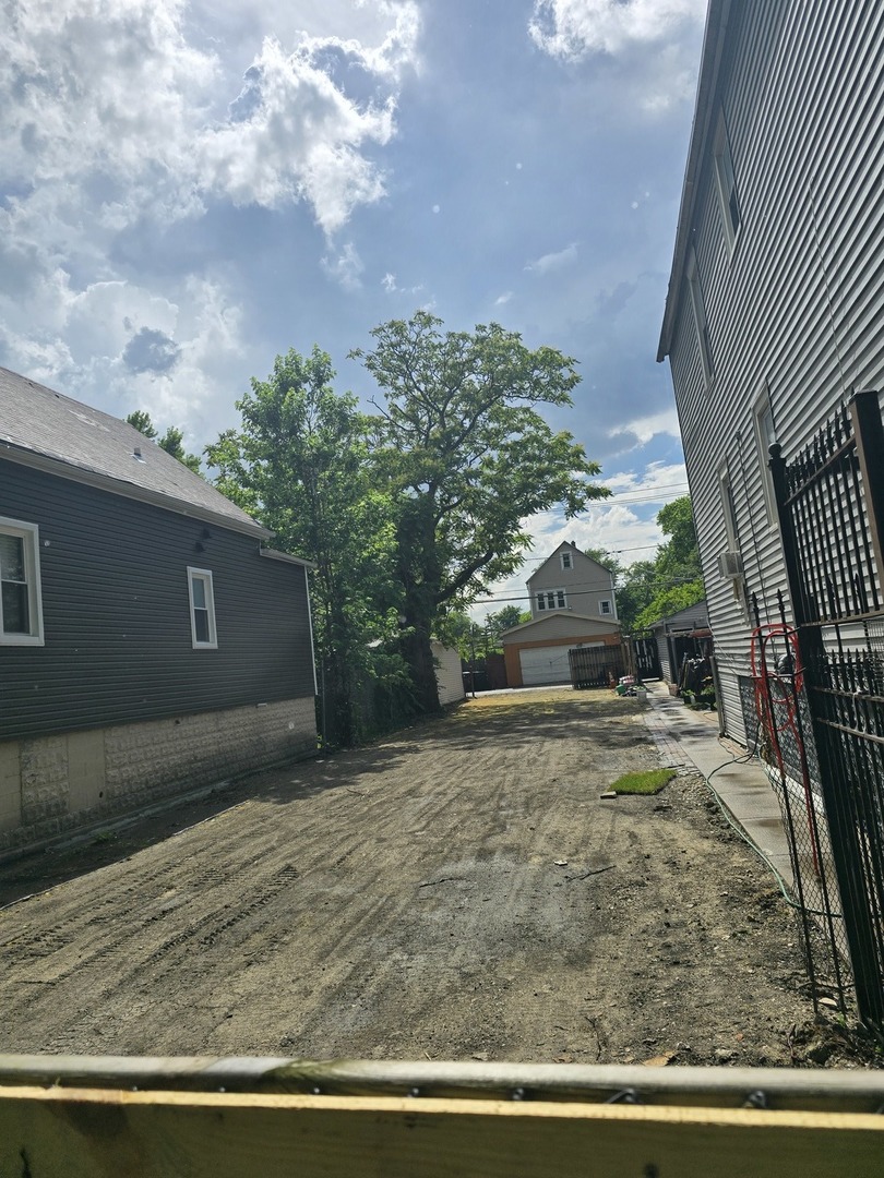 5226 S Loomis Street Property Photo 3