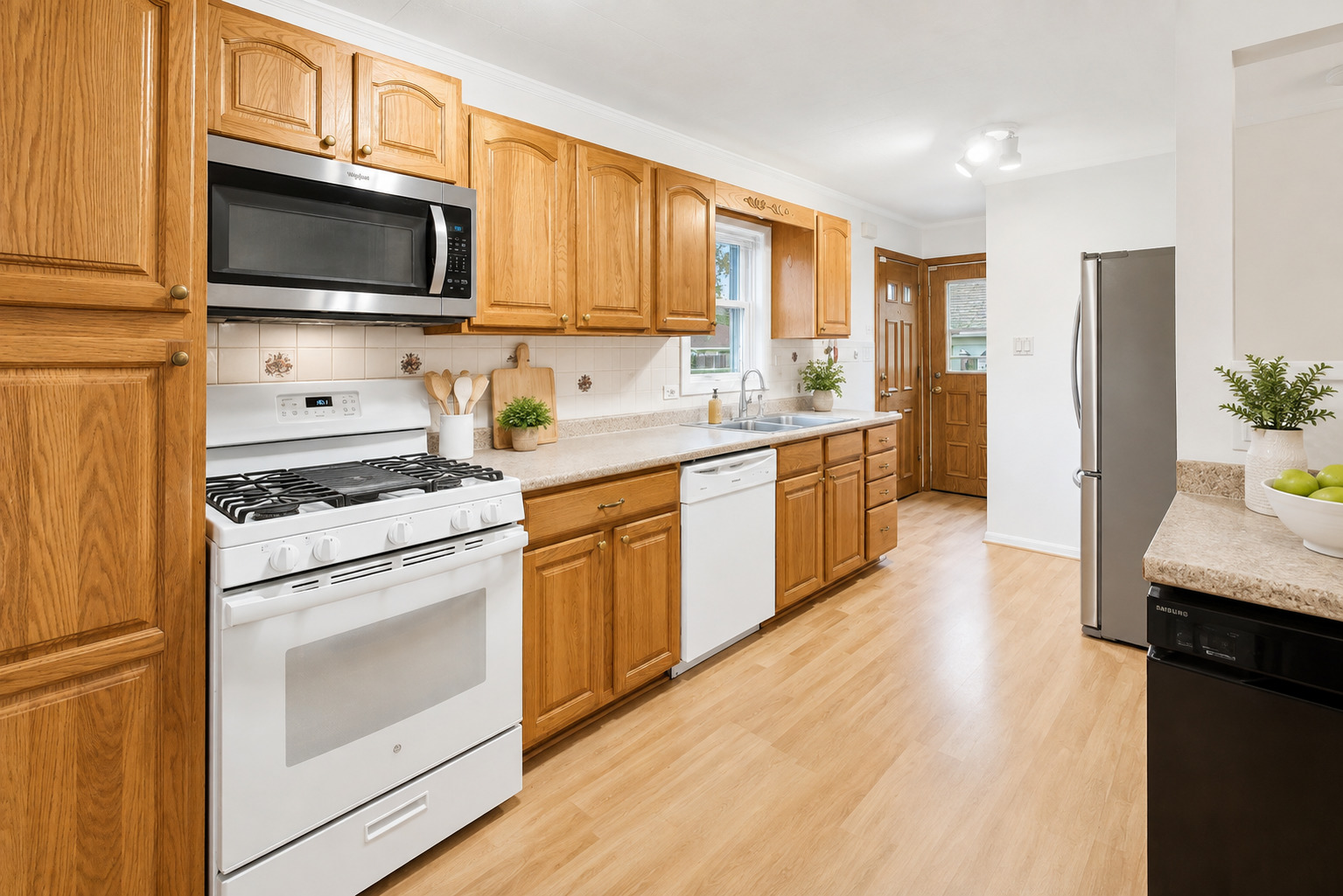 205 E Grand Avenue Property Photo 11