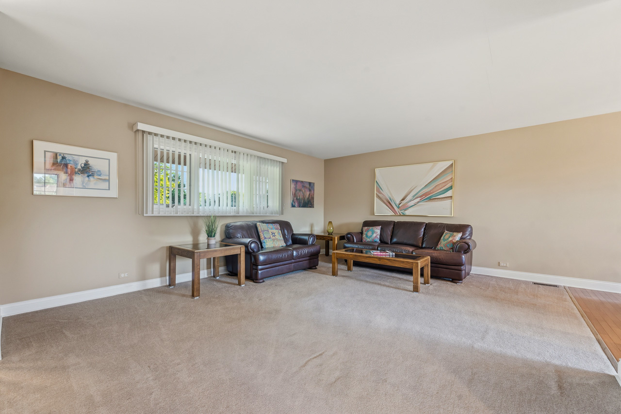 564 Gateshead S Property Photo 5