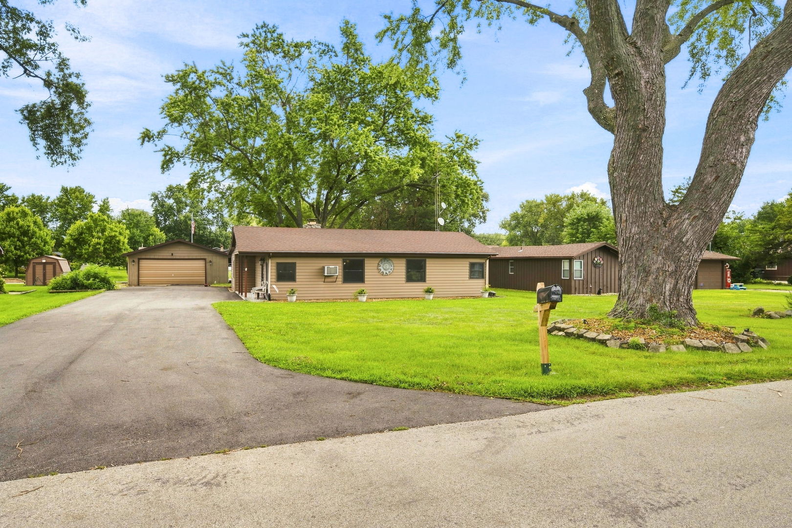 8726 E Mallard Lane Property Photo 1