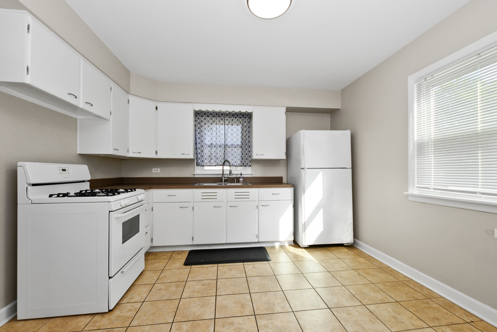 17531 Henry Street Property Photo 6