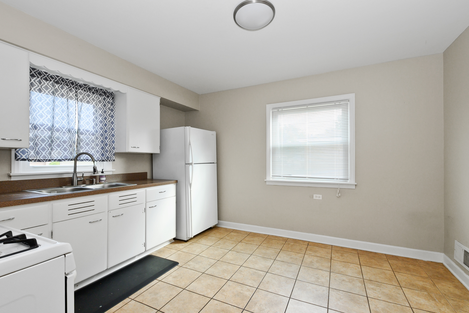 17531 Henry Street Property Photo 7