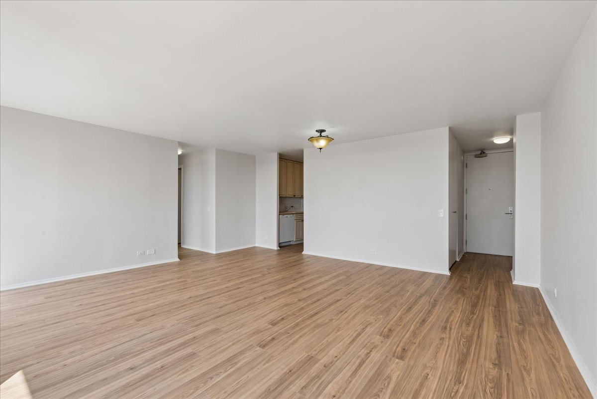 4343 N Clarendon Avenue 2117 Property Photo 3