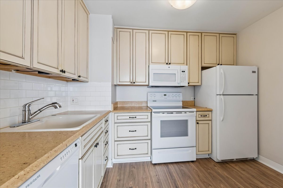 4343 N Clarendon Avenue 2117 Property Photo 5