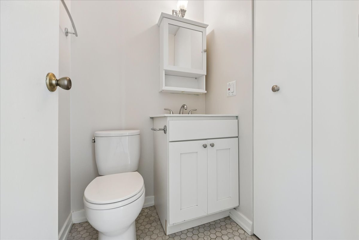 4343 N Clarendon Avenue 2117 Property Photo 9