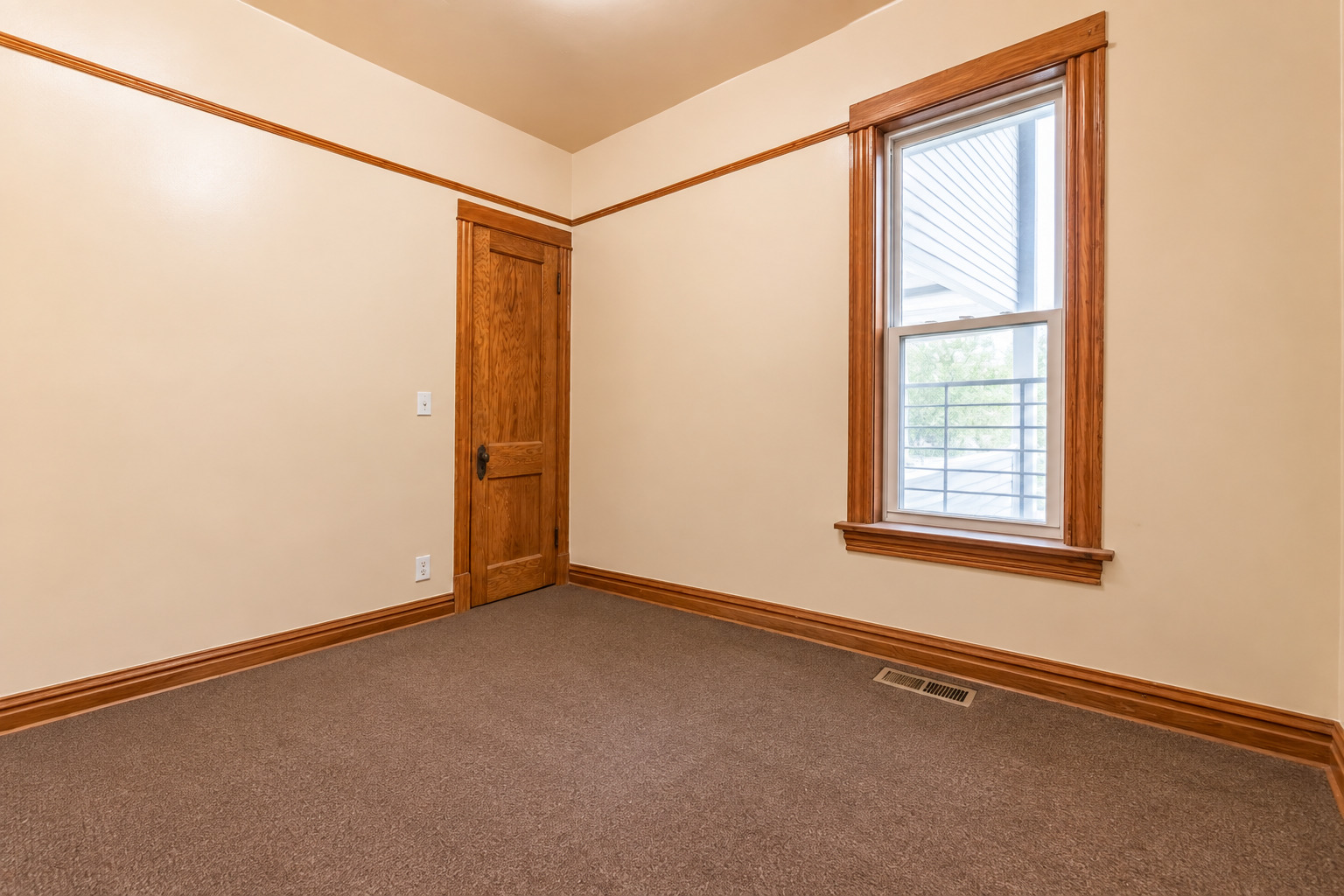 7151 S Carpenter Street Property Photo 6