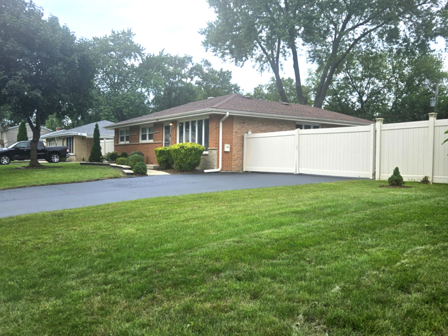 978 E Capri Drive Property Photo 1