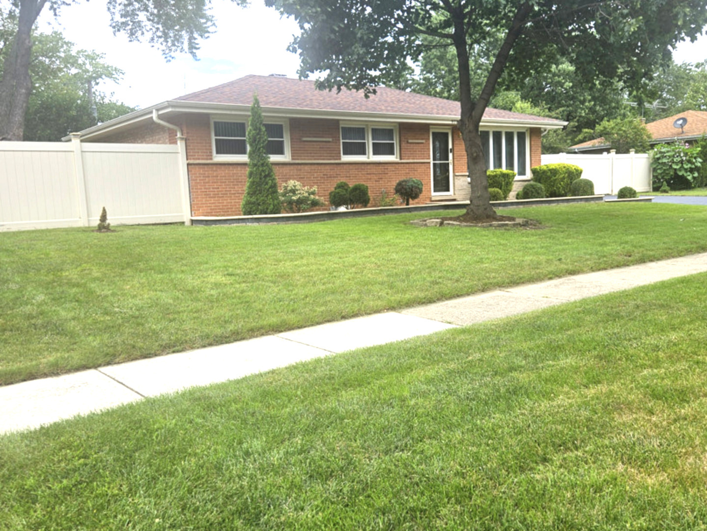 978 E Capri Drive Property Photo 2