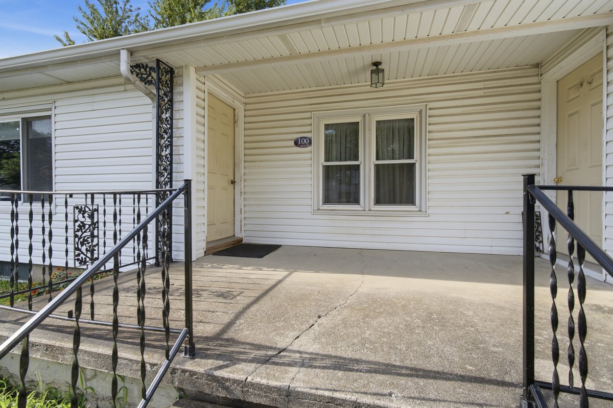 100 E Lincoln Drive Property Photo 2