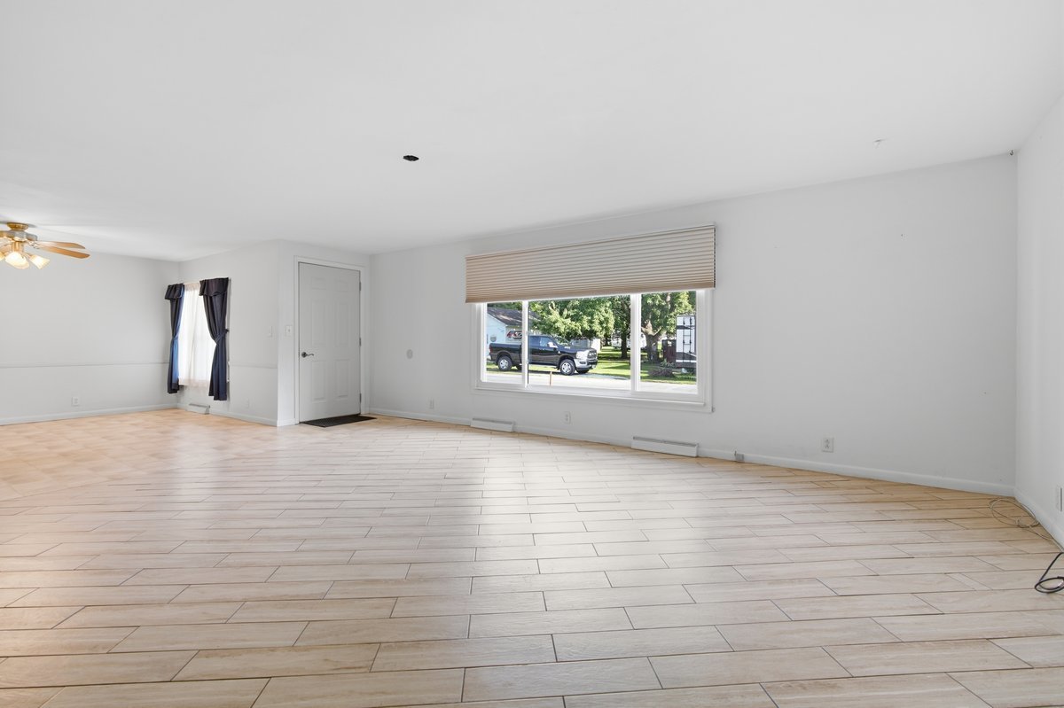 100 E Lincoln Drive Property Photo 3