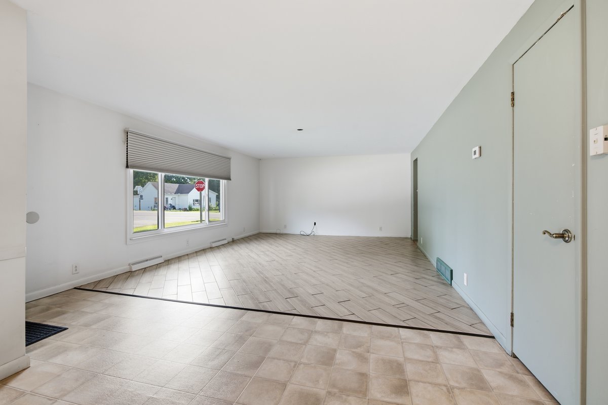 100 E Lincoln Drive Property Photo 6