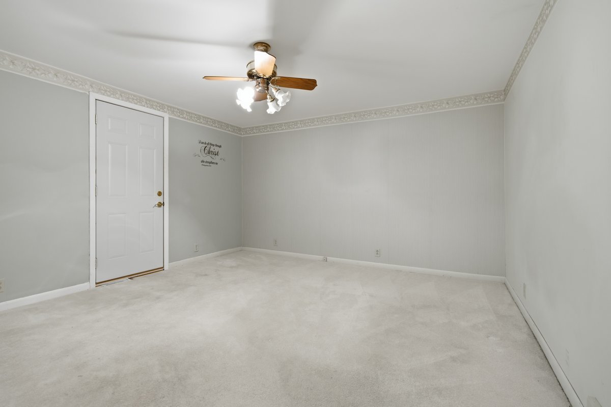 100 E Lincoln Drive Property Photo 17