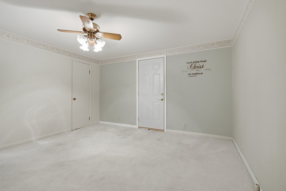 100 E Lincoln Drive Property Photo 19