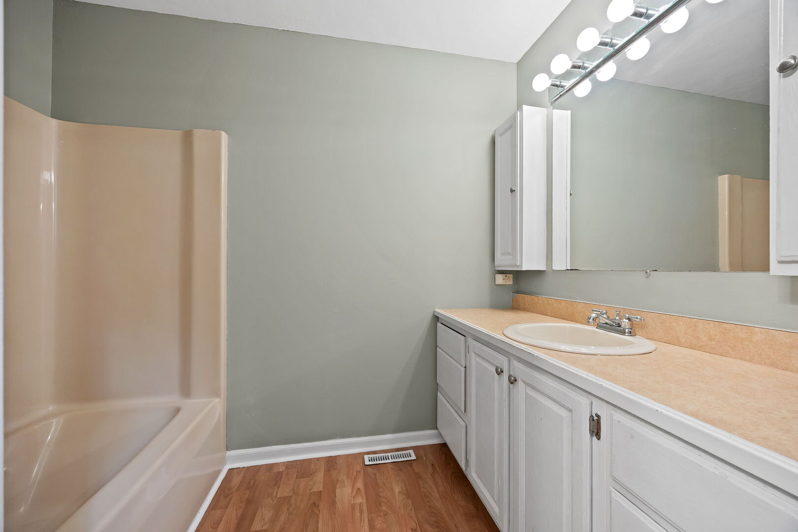 570 Meadows Road Property Photo 10