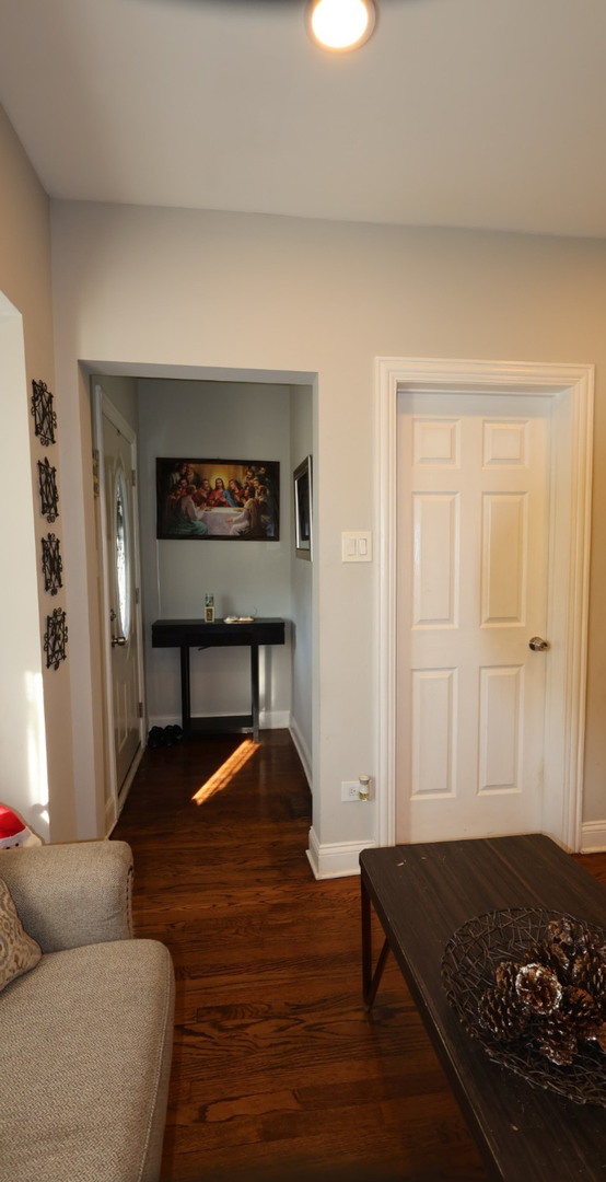 5409 S Sawyer Avenue Property Photo 3