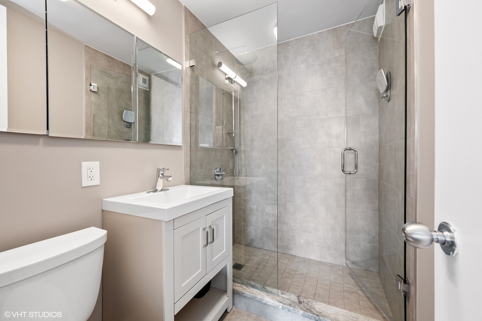 2626 N Lakeview Avenue 3003 Property Photo 10