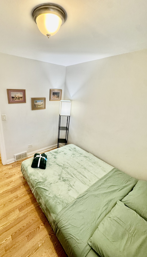3556 W Dickens Avenue Property Photo 8