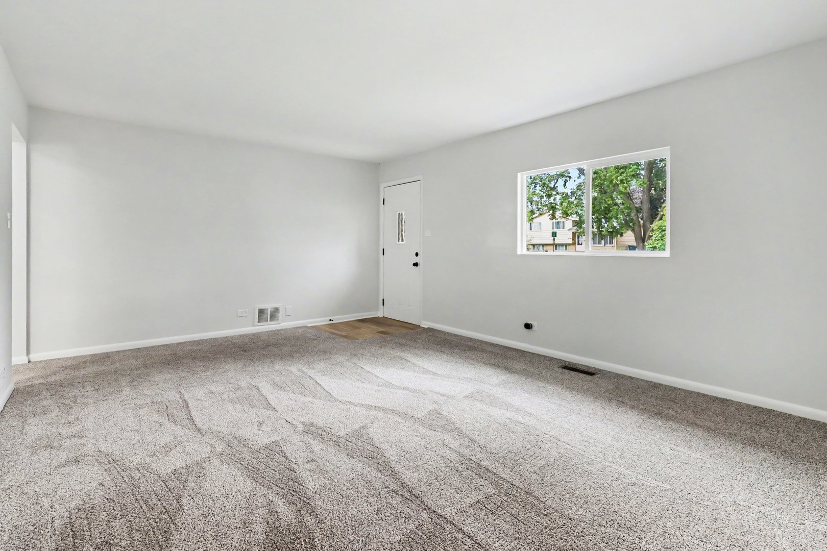 14601 Hamlin Avenue Property Photo 2