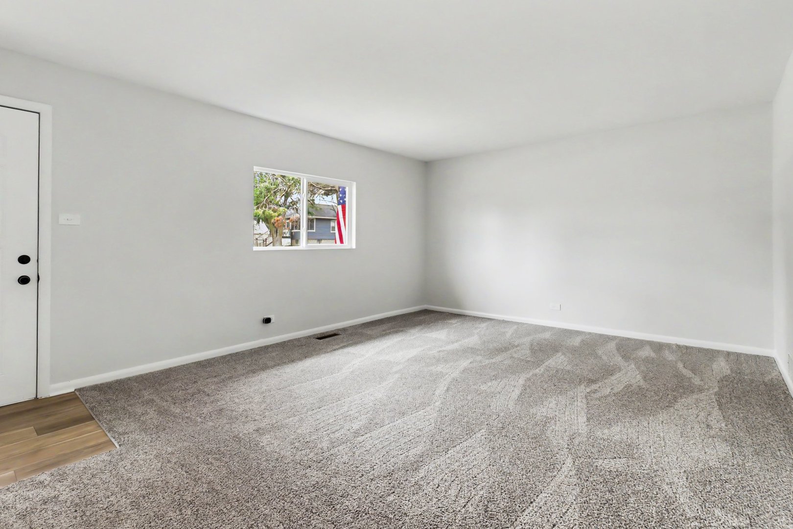 14601 Hamlin Avenue Property Photo 3