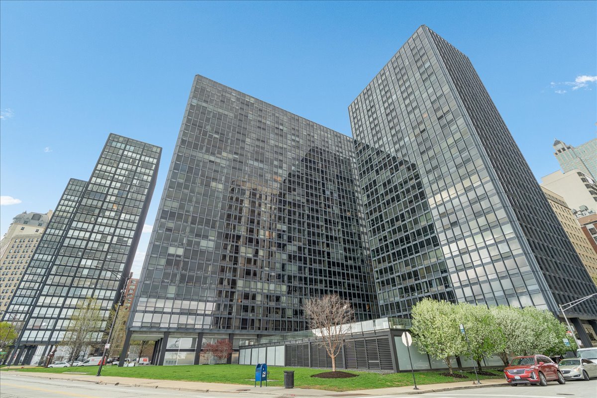 910 N Lake Shore Drive 2820 Property Photo 2
