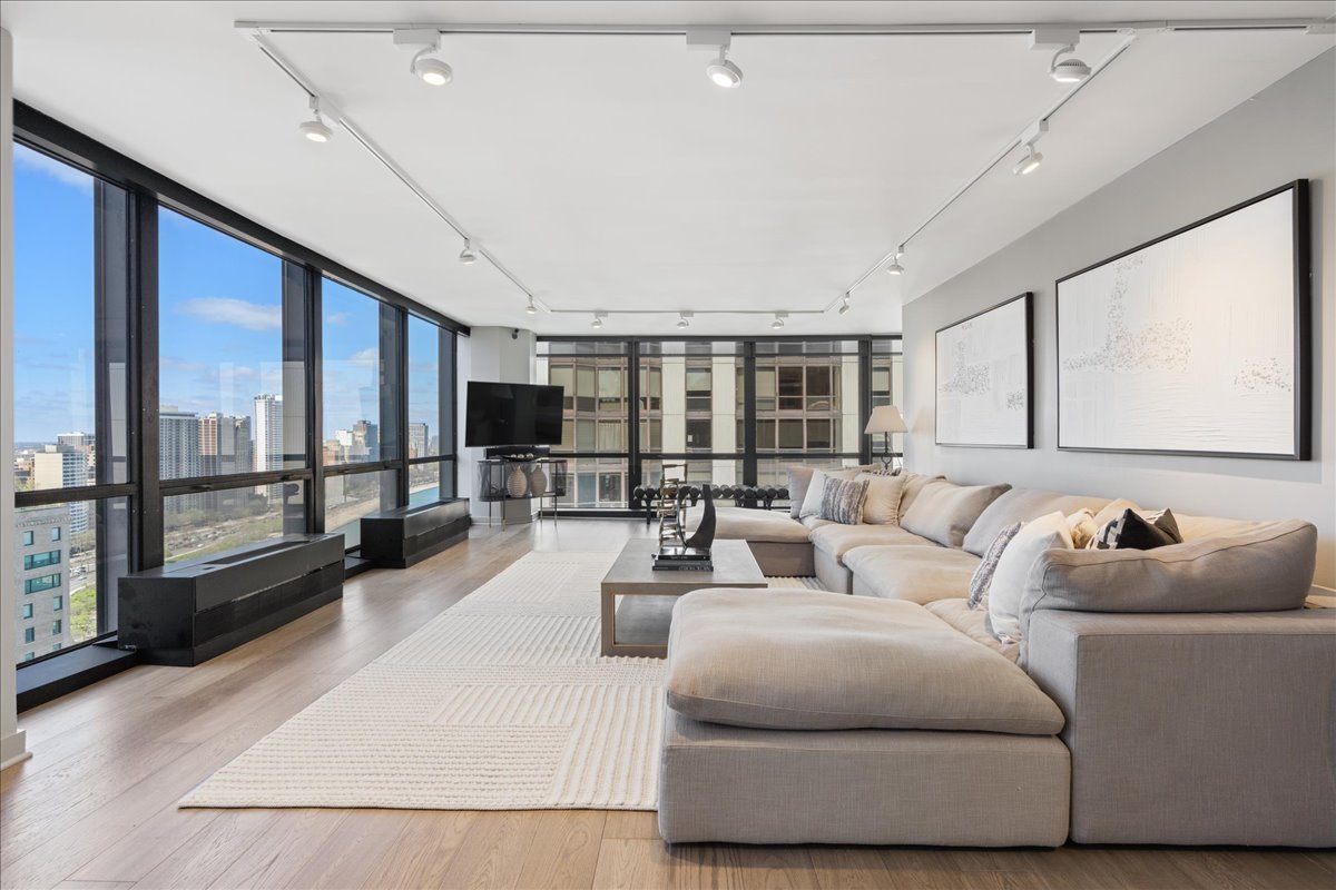 910 N Lake Shore Drive 2820 Property Photo 18