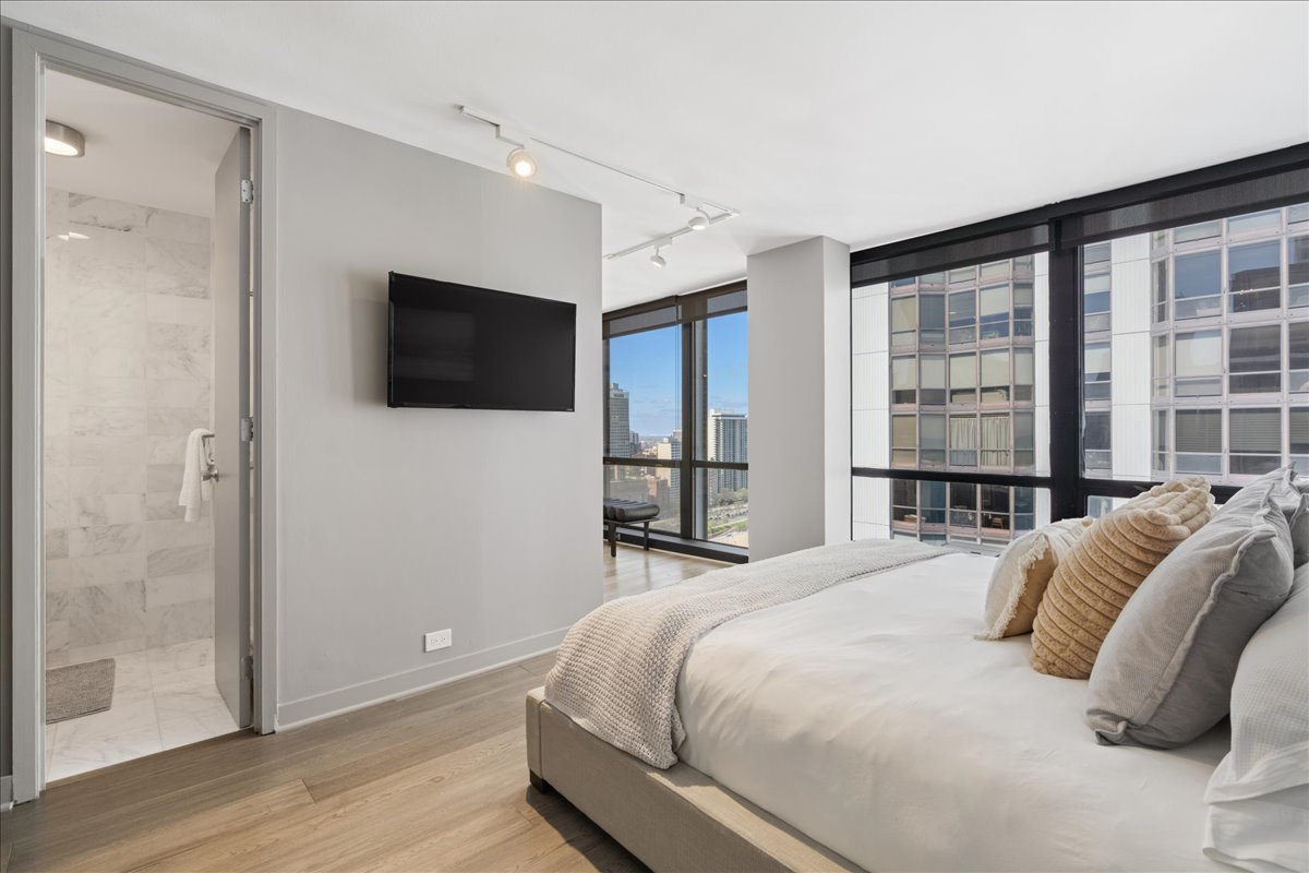 910 N Lake Shore Drive 2820 Property Photo 25