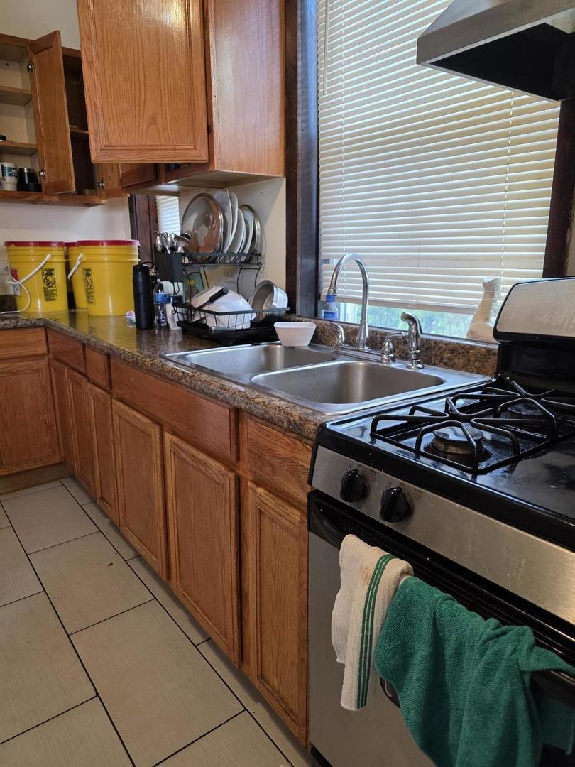 1543 N Avers Avenue Property Photo 2