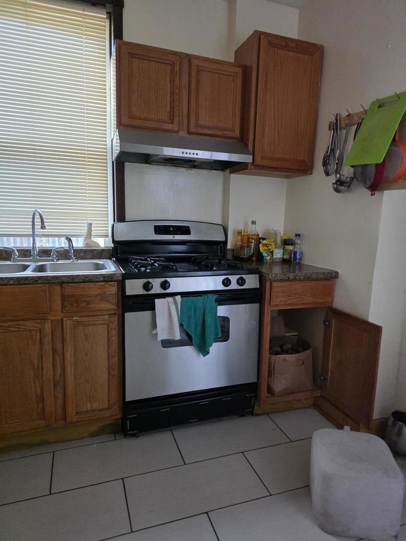 1543 N Avers Avenue Property Photo 3