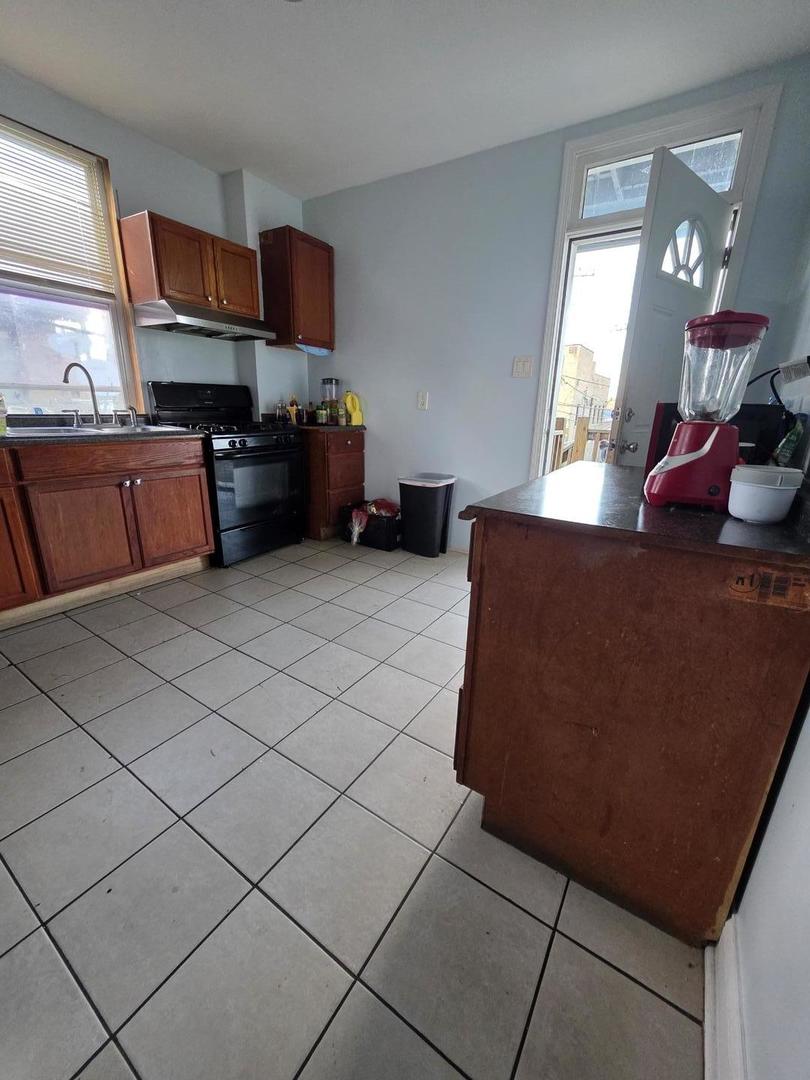 1543 N Avers Avenue Property Photo 7