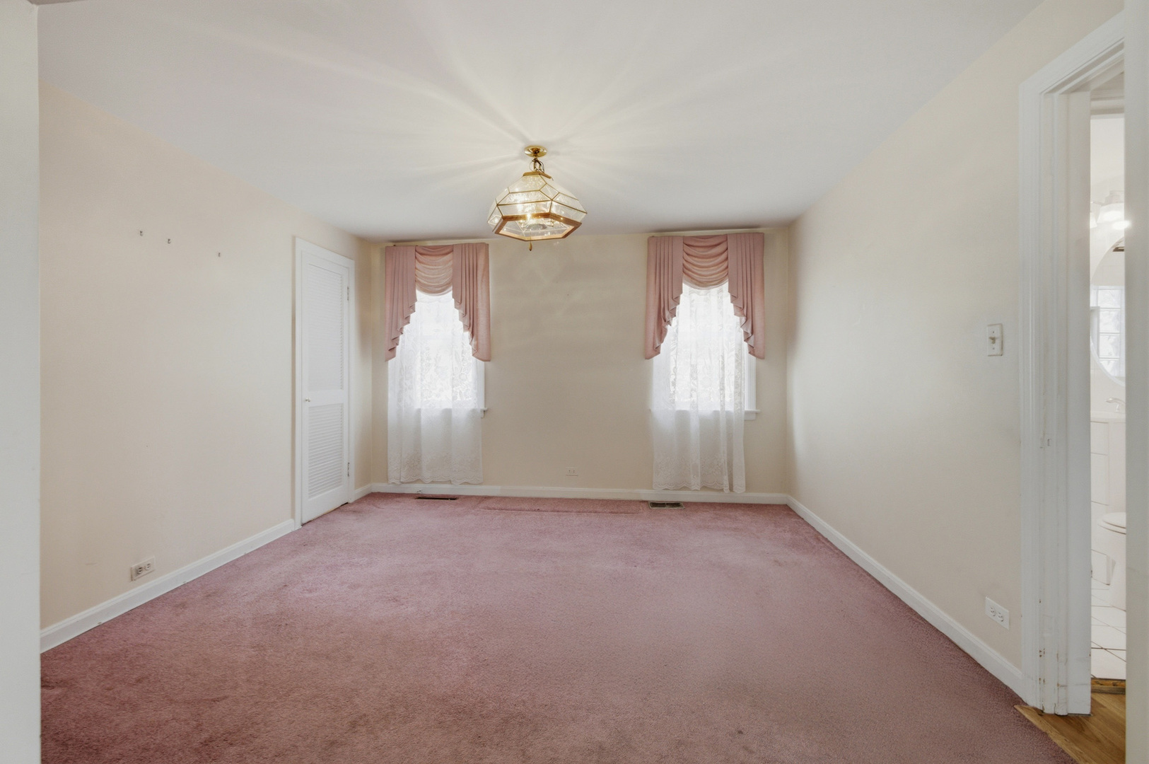 7018 W Newport Avenue Property Photo 4