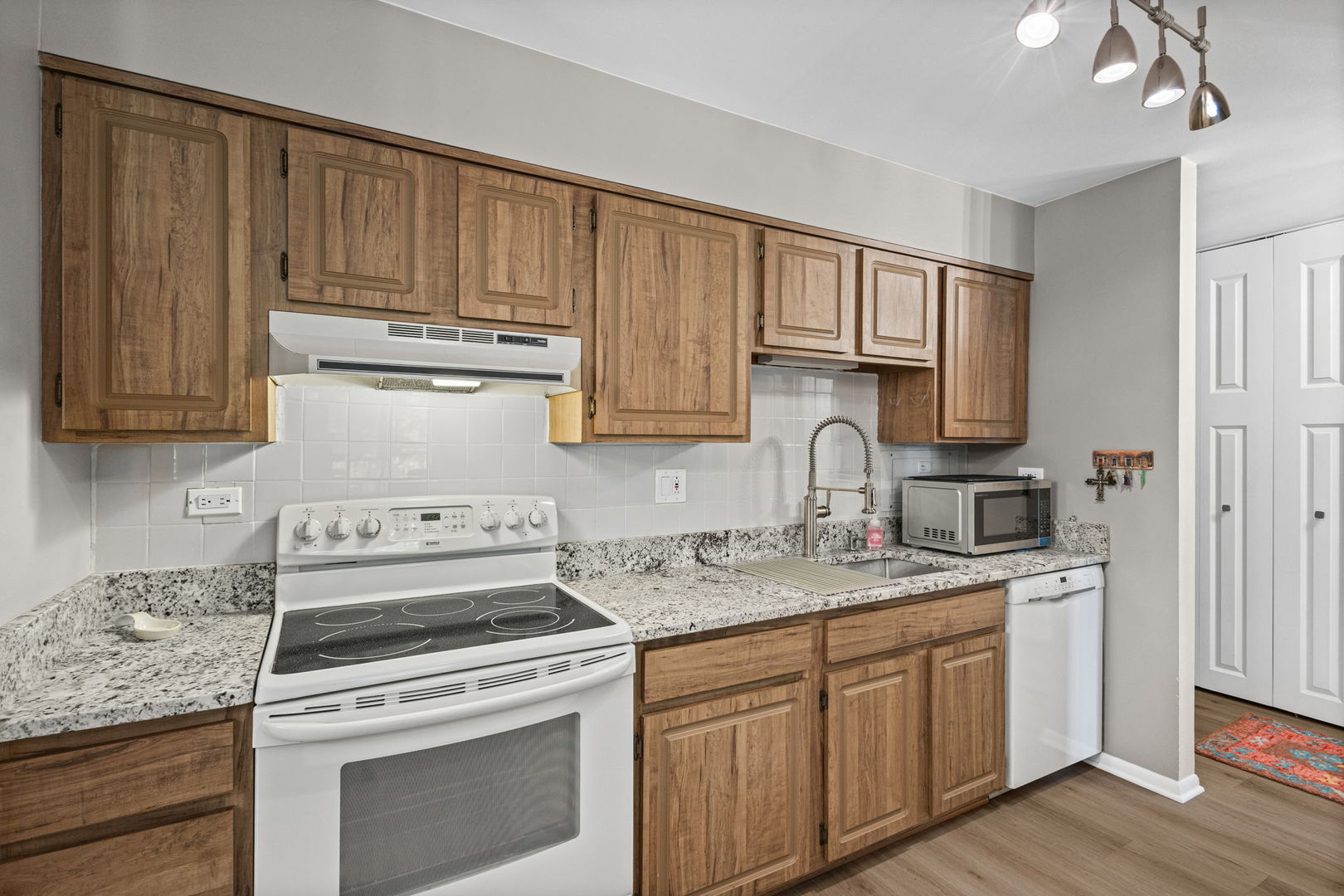 1605 E Central Road 211b Property Photo 10