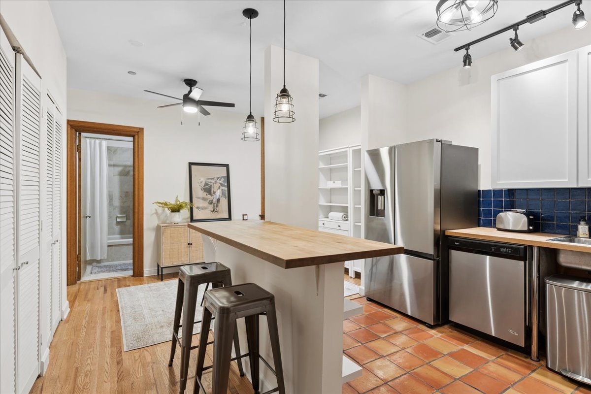 550 W Surf Street 104 Property Photo 2