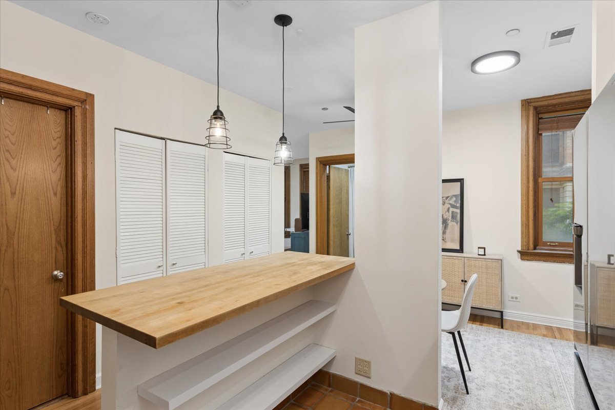 550 W Surf Street 104 Property Photo 5