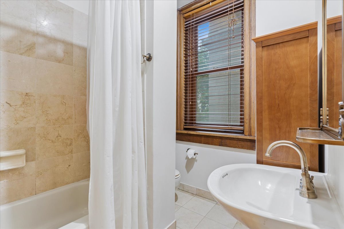 550 W Surf Street 104 Property Photo 9