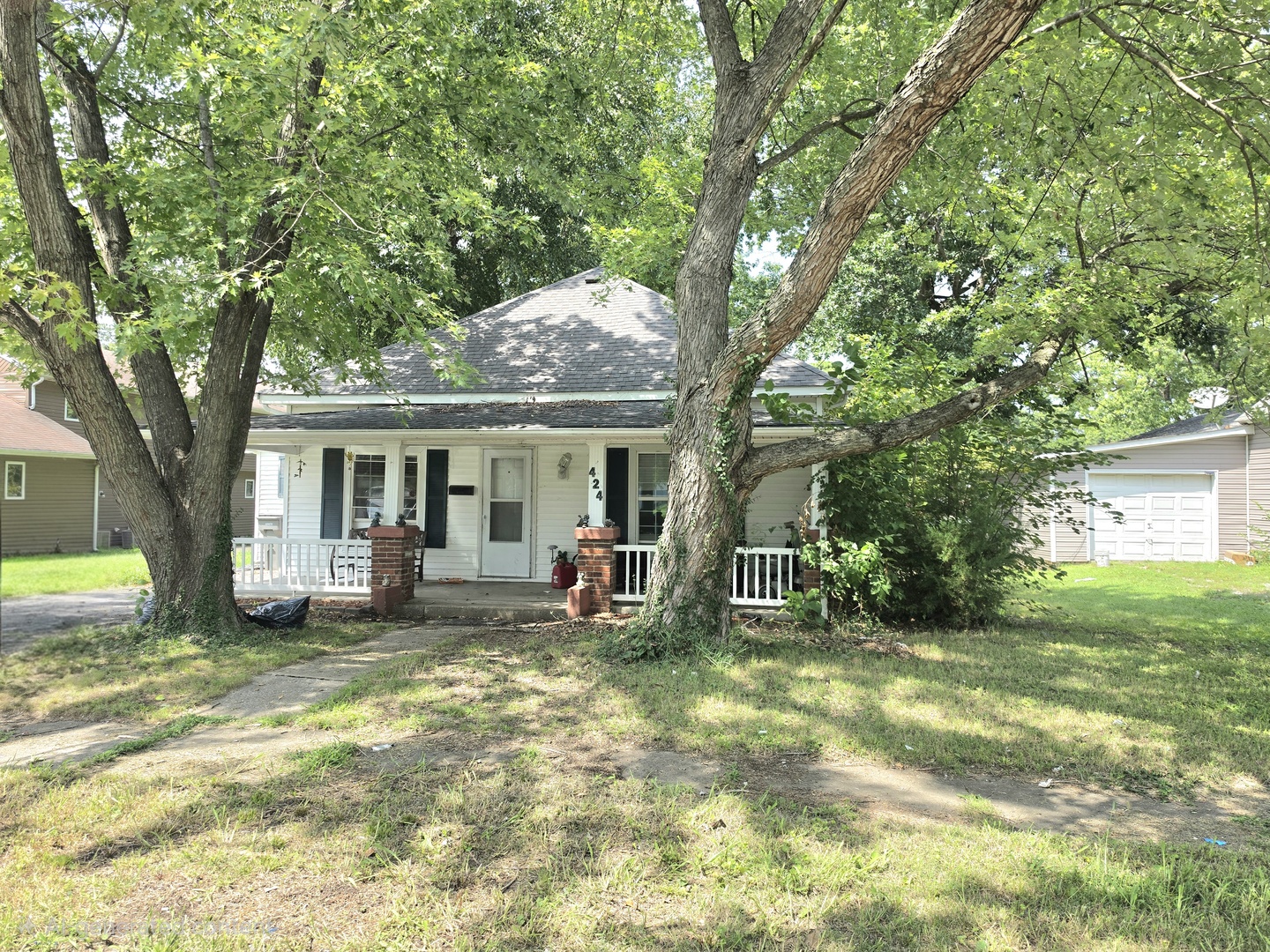 424 Elles Avenue Property Photo 2