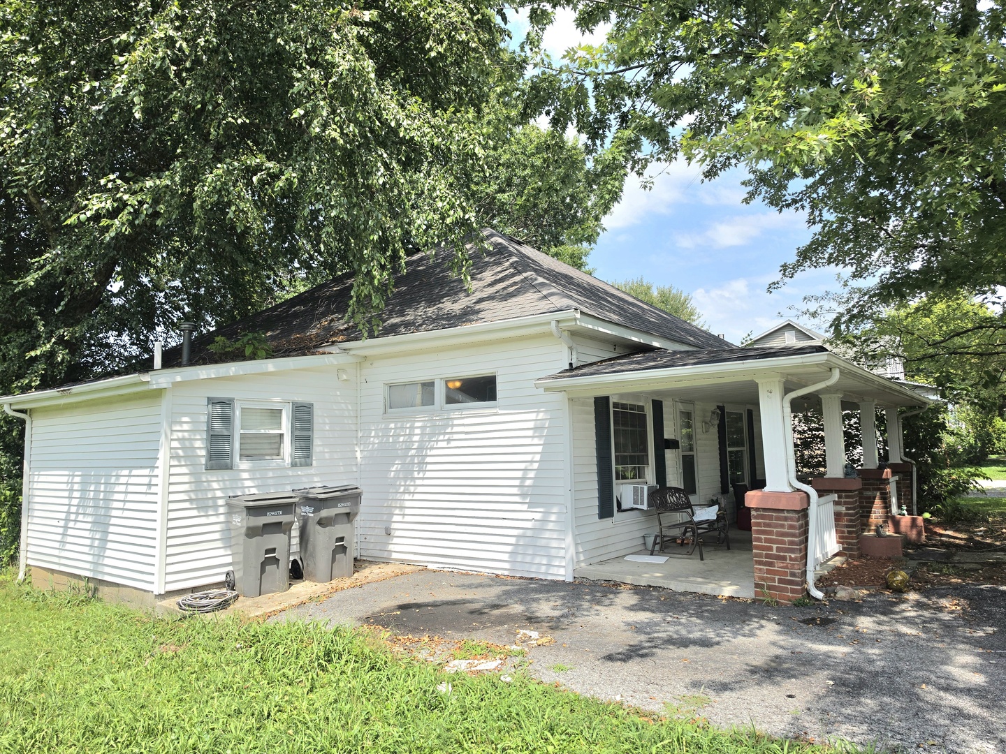 424 Elles Avenue Property Photo 3
