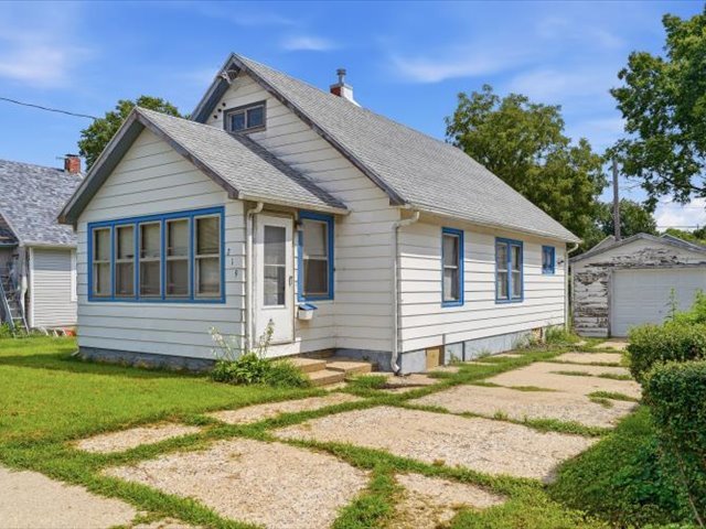 219 Ave E Property Photo 1